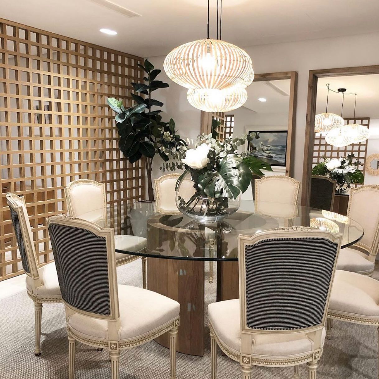 A transitional dining room full of class, memorability , personality and a comfortable sophistication by @carlosalvarezlop His thoughtful designs, always include an imminent respect for quality, always with the goal to create memorability; a quiet and timeless drama of sorts that becomes addictive to the eyes.  Learn more about this incredible designer on our blog - Link on profile .
.
.
.
#inconversation #carlosalvarezlopez #ivanmeade #lifemstyleblog #interview #interiordesign #interiorismo #diseñodeinteriores #estilo #style #spanishdesign #spanishdesigner #diseñadorespañol #spain #picoftheday #instagood #instadesign #madridmemola #homeoffice #livingroom #sala #instadesign #picoftheday #instagood #diningroom